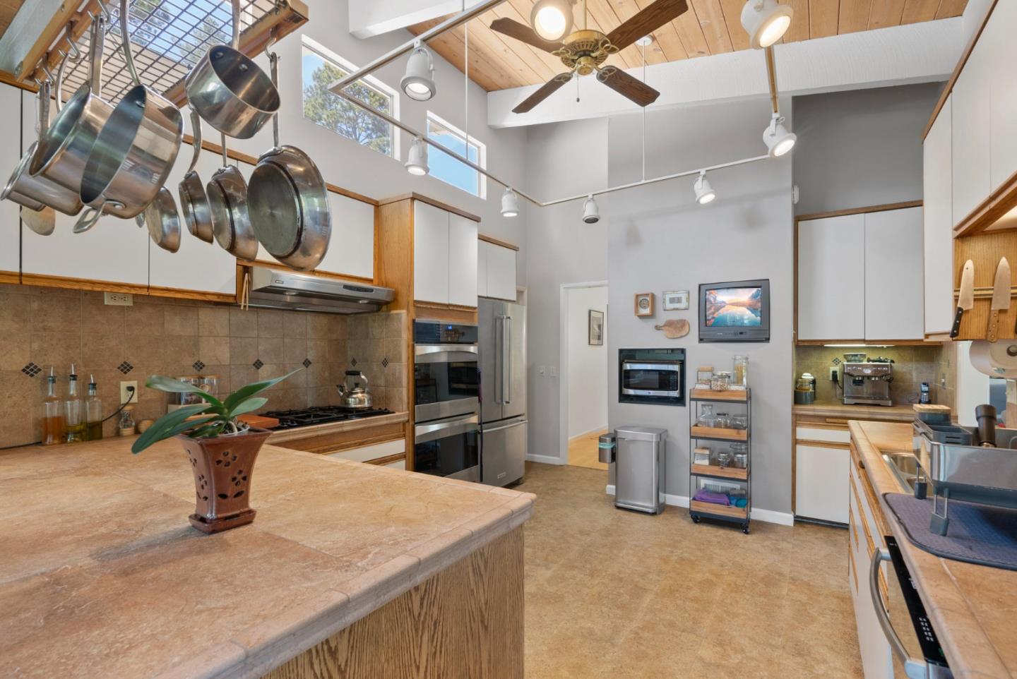 Detail Gallery Image 12 of 65 For 152 Montclair Dr, Santa Cruz,  CA 95060 - 5 Beds | 3 Baths