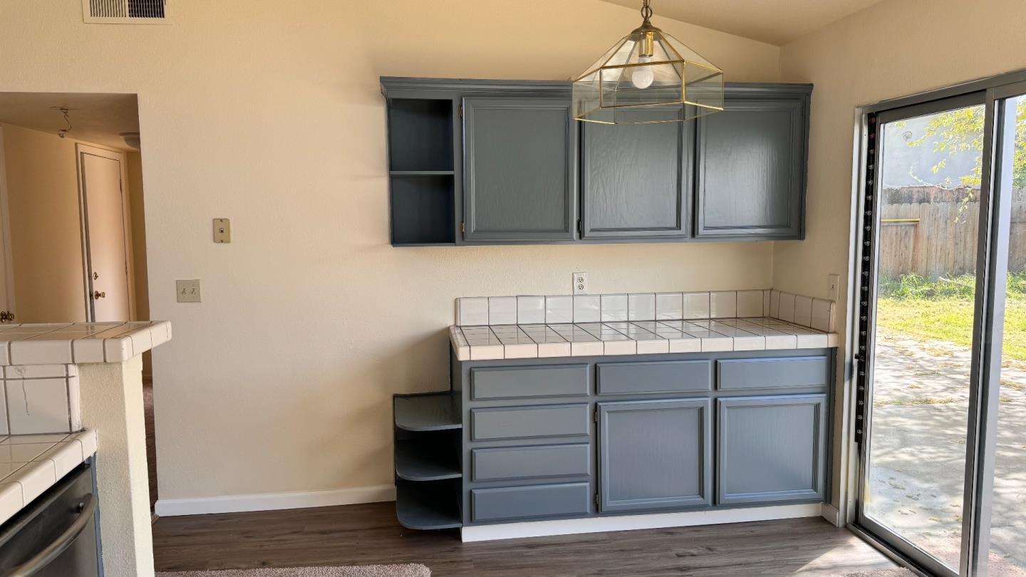 Detail Gallery Image 3 of 17 For 2734 Nemaha Way, Stockton,  CA 95206 - 3 Beds | 2/1 Baths