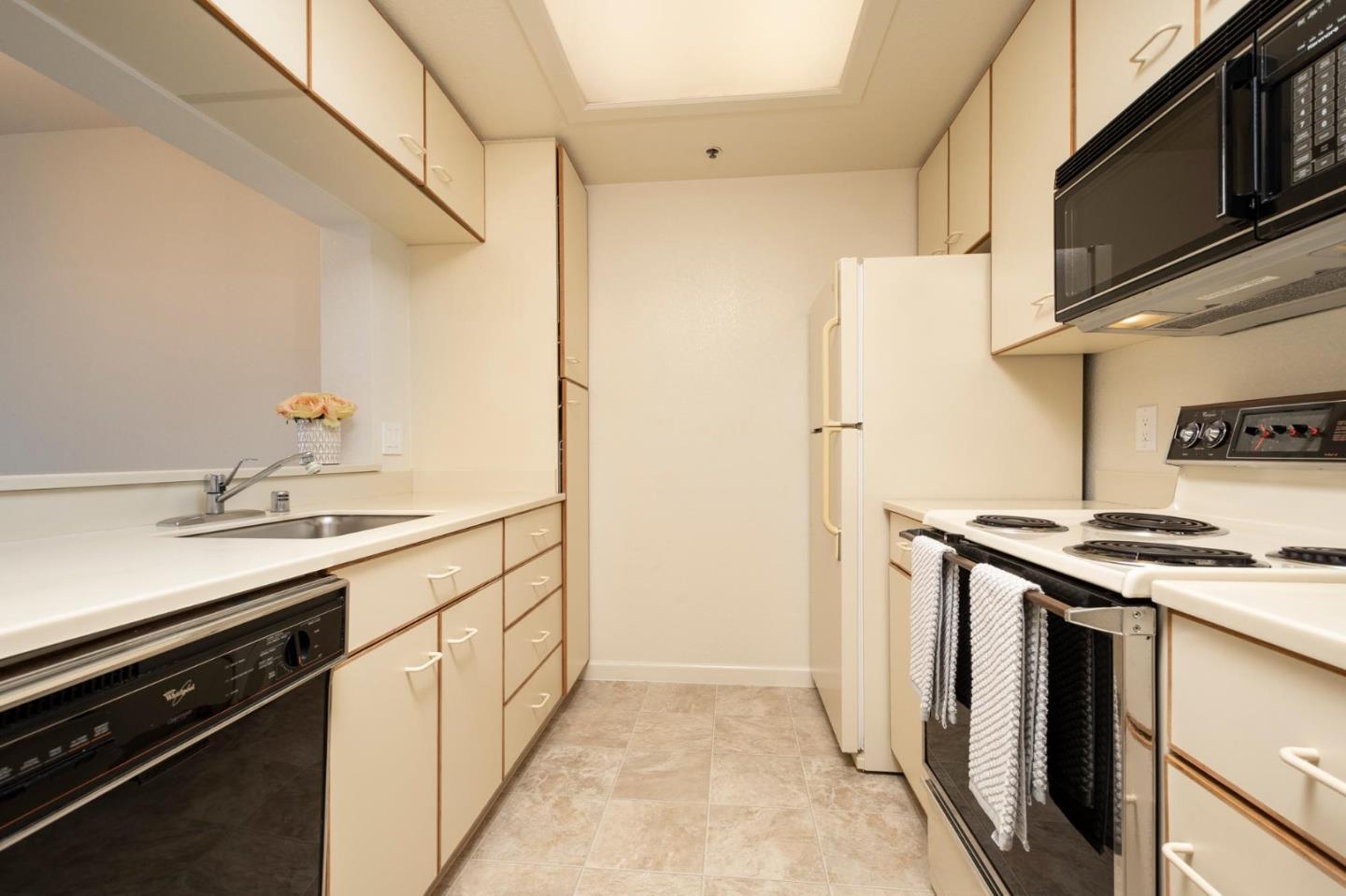 Detail Gallery Image 3 of 5 For 1 Baldwin Ave #815,  San Mateo,  CA 94401 - 1 Beds | 1 Baths
