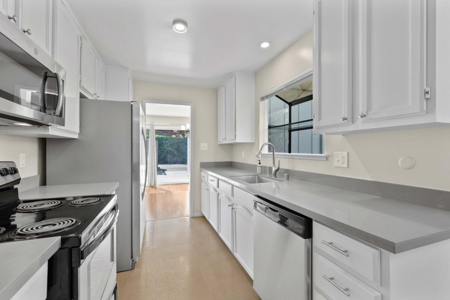 Detail Gallery Image 1 of 1 For 2201 Village Ct #4,  Belmont,  CA 94002 - 3 Beds | 2/1 Baths