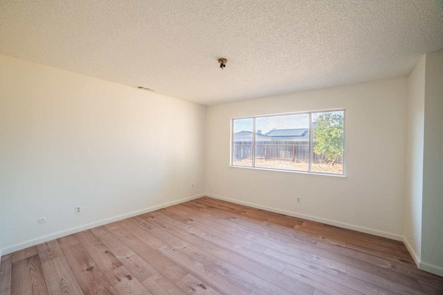 Detail Gallery Image 14 of 25 For 1316 Dove St, Los Banos,  CA 93635 - 4 Beds | 2 Baths