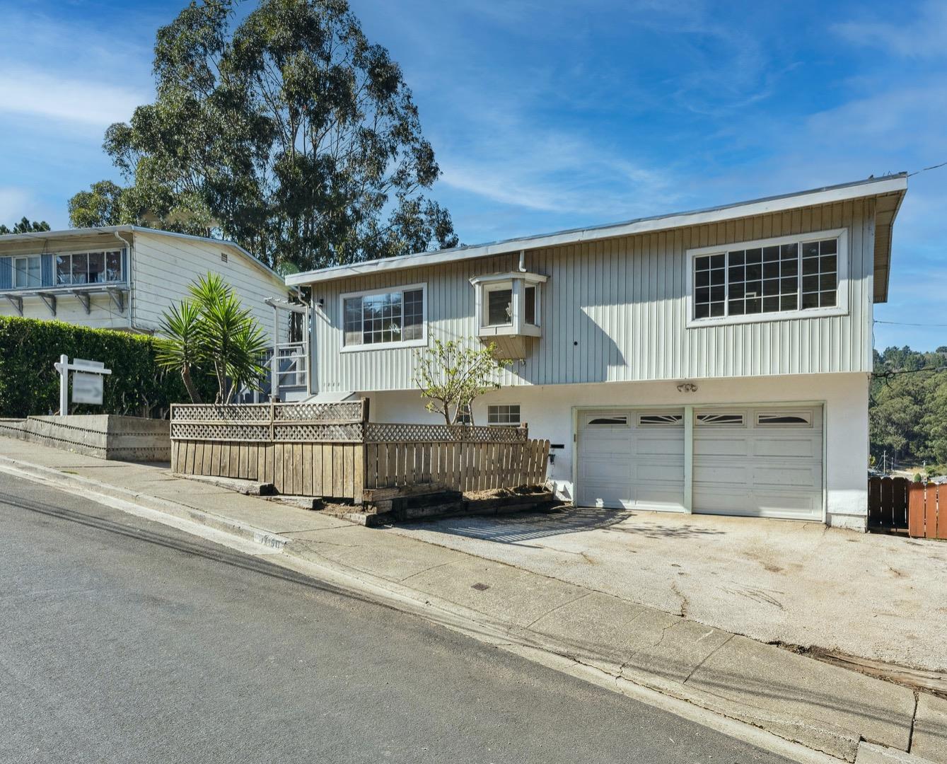 Detail Gallery Image 1 of 1 For 1060 Crespi Dr, Pacifica,  CA 94044 - 3 Beds | 2/1 Baths