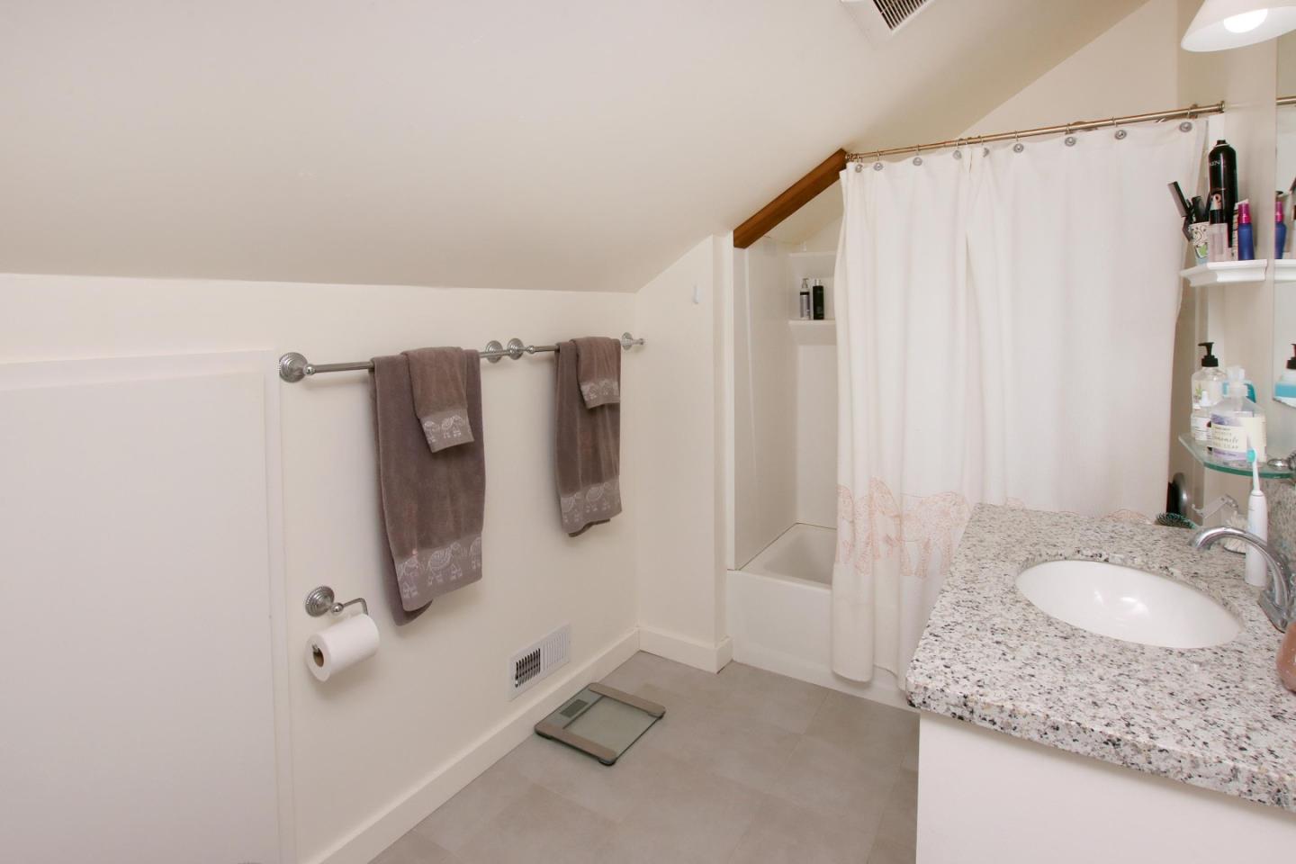 Detail Gallery Image 13 of 25 For 561 30th Ave, Santa Cruz,  CA 95062 - 3 Beds | 2/1 Baths