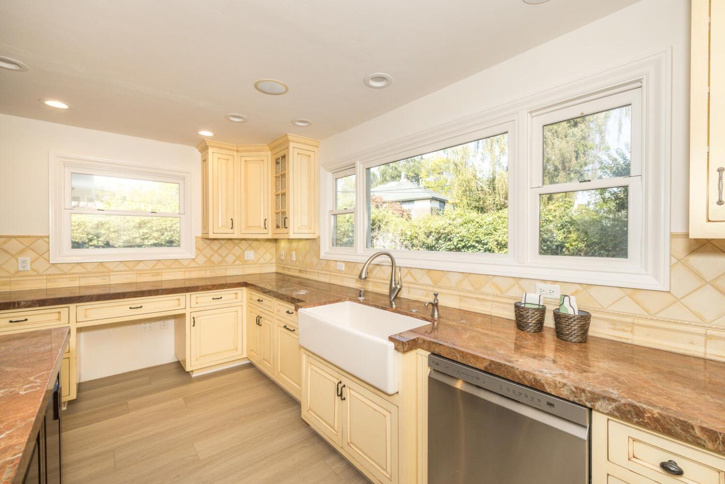 Detail Gallery Image 16 of 33 For 186 Warren Rd, San Mateo,  CA 94401 - 3 Beds | 3 Baths