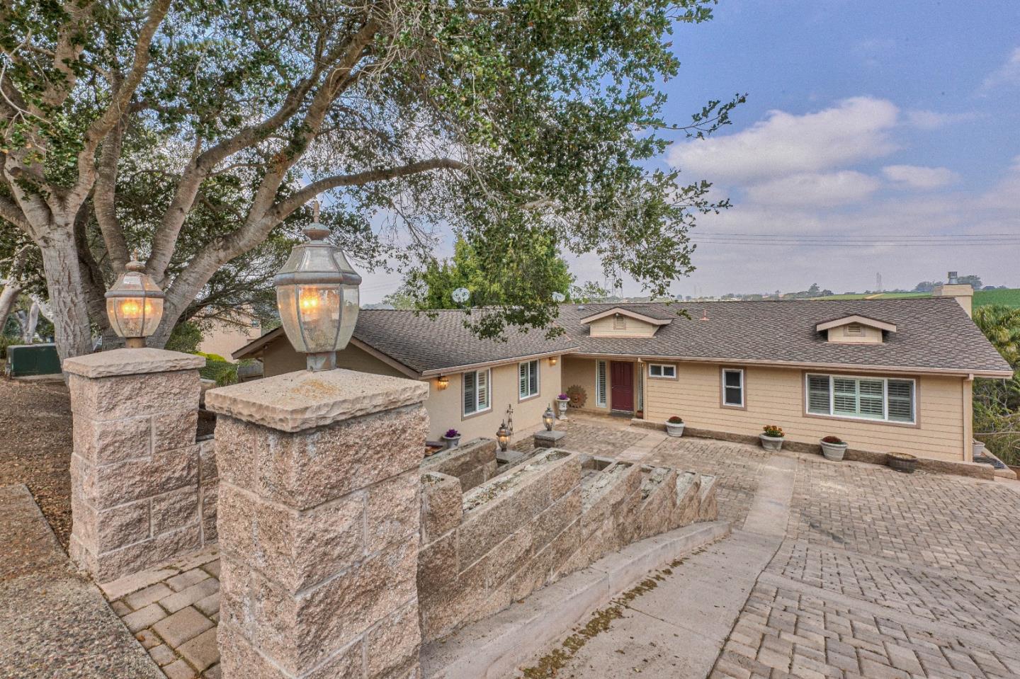 Detail Gallery Image 2 of 40 For 15299 Oak Hills Dr, Salinas,  CA 93907 - 3 Beds | 2/1 Baths