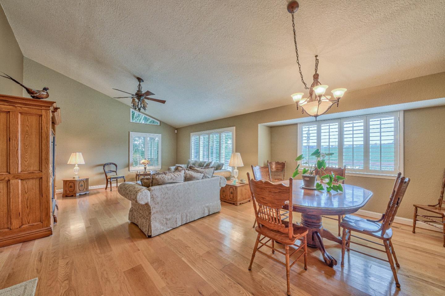 Detail Gallery Image 6 of 40 For 15299 Oak Hills Dr, Salinas,  CA 93907 - 3 Beds | 2/1 Baths