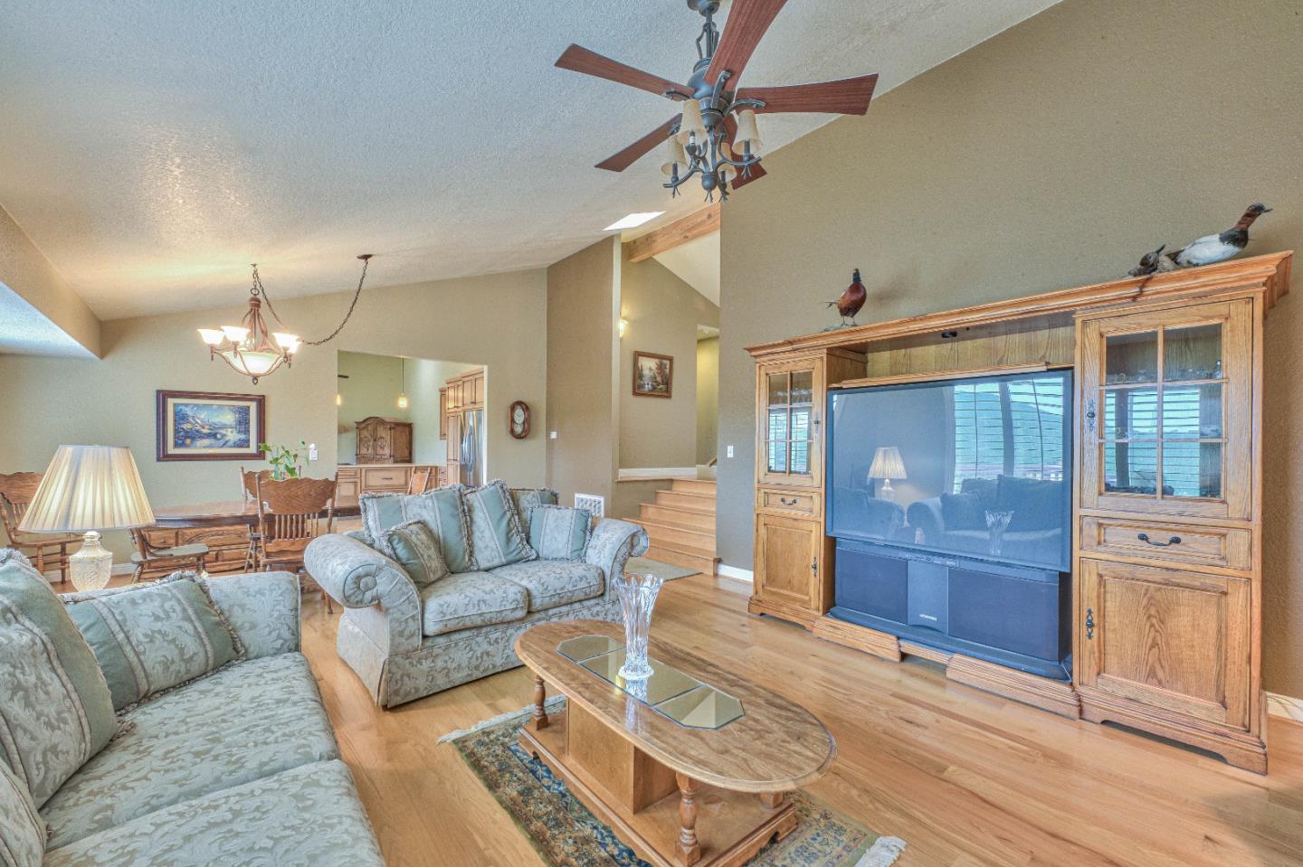Detail Gallery Image 8 of 40 For 15299 Oak Hills Dr, Salinas,  CA 93907 - 3 Beds | 2/1 Baths