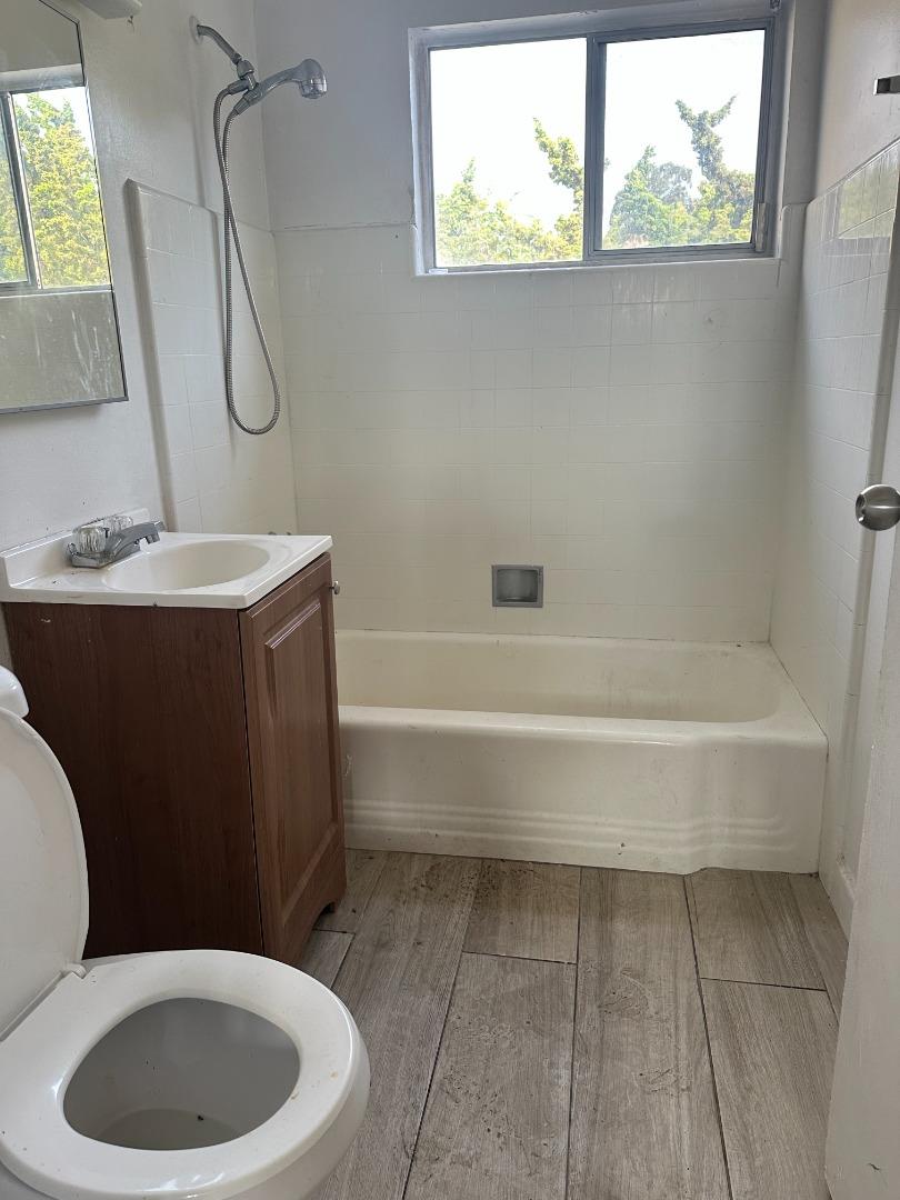 Detail Gallery Image 3 of 5 For 10306 Byron Ave #D,  Oakland,  CA 94603 - 2 Beds | 1 Baths