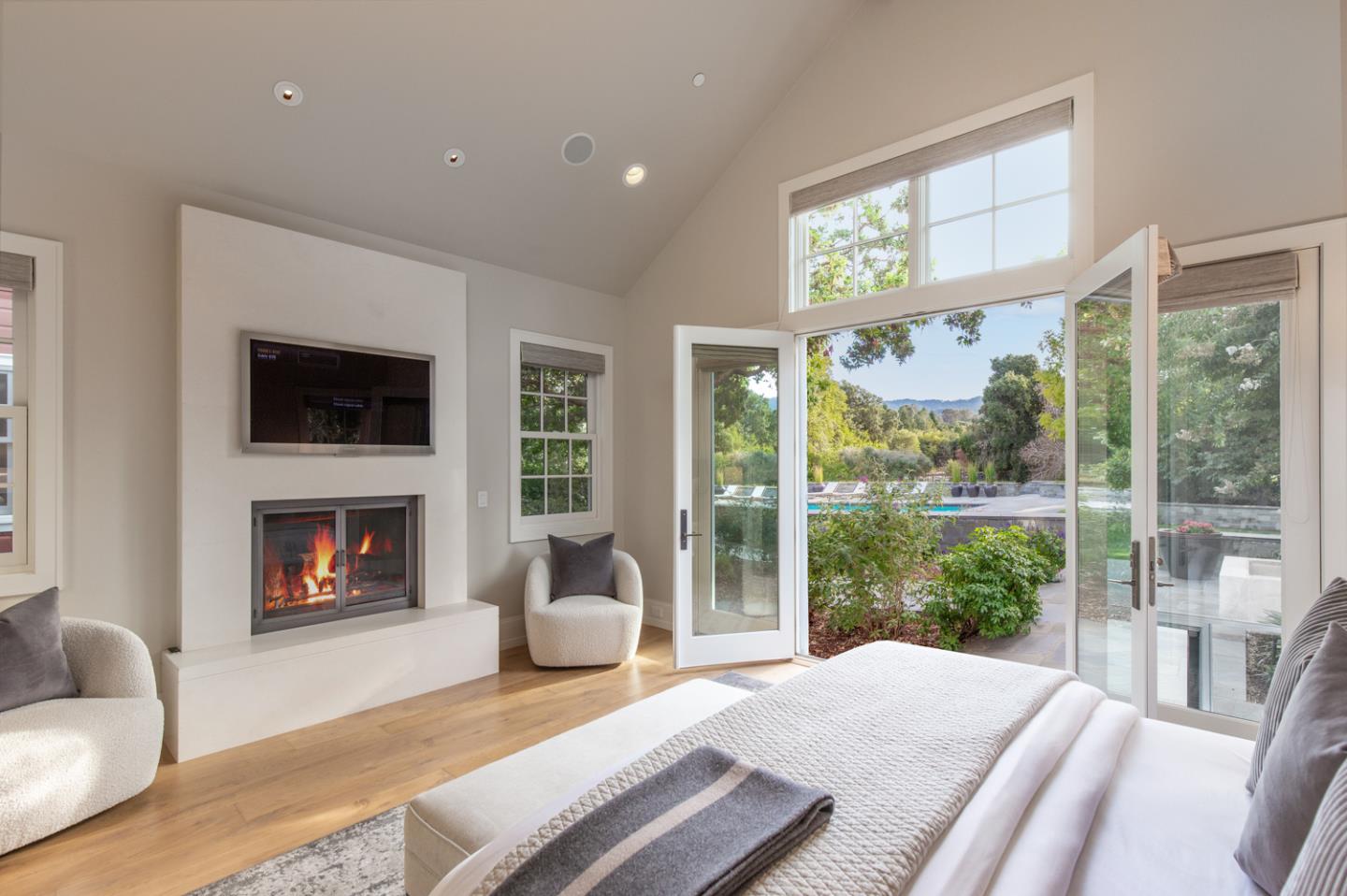 Detail Gallery Image 19 of 49 For 140 Olive Hill Ln, Woodside,  CA 94062 - 4 Beds | 4/2 Baths
