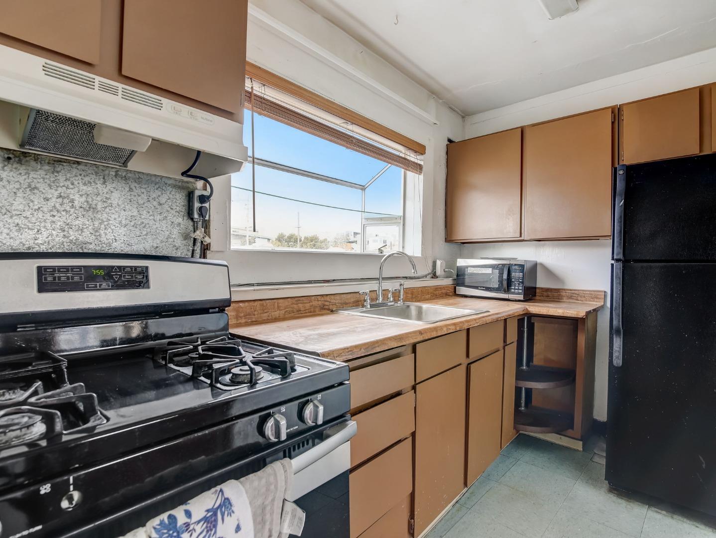 Detail Gallery Image 21 of 32 For 1164 Ocean Ave, Oakland,  CA 94608 - 2 Beds | 1 Baths