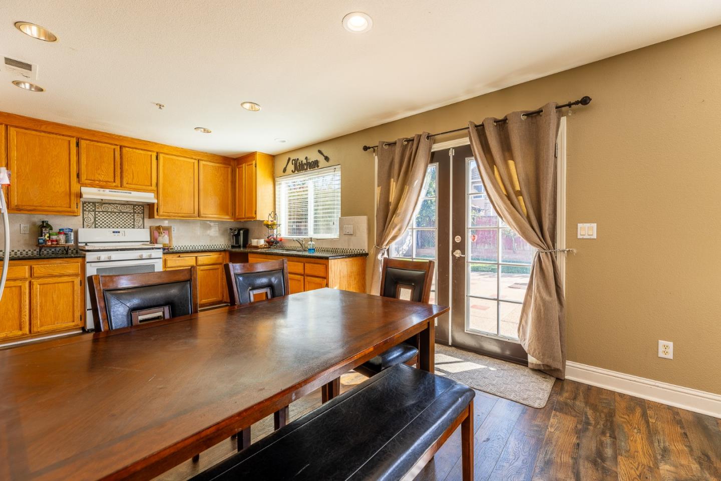 Detail Gallery Image 12 of 30 For 1118 Eagle Dr, Salinas,  CA 93905 - 4 Beds | 2/1 Baths
