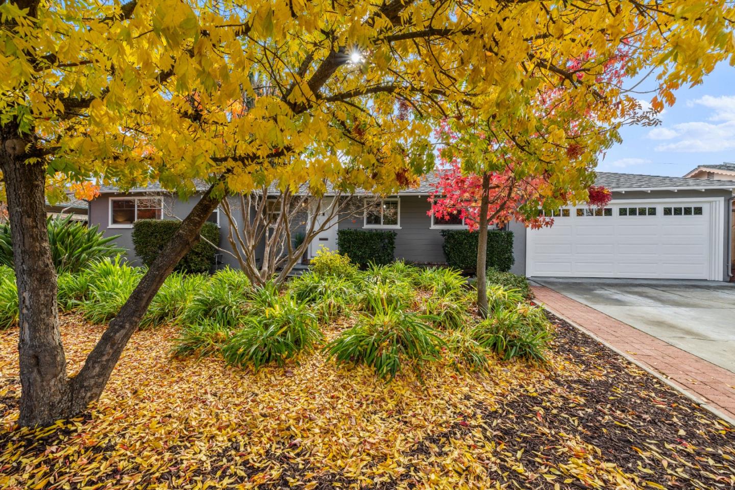 Detail Gallery Image 1 of 1 For 1147 Cuesta Dr, Mountain View,  CA 94040 - 3 Beds | 2 Baths