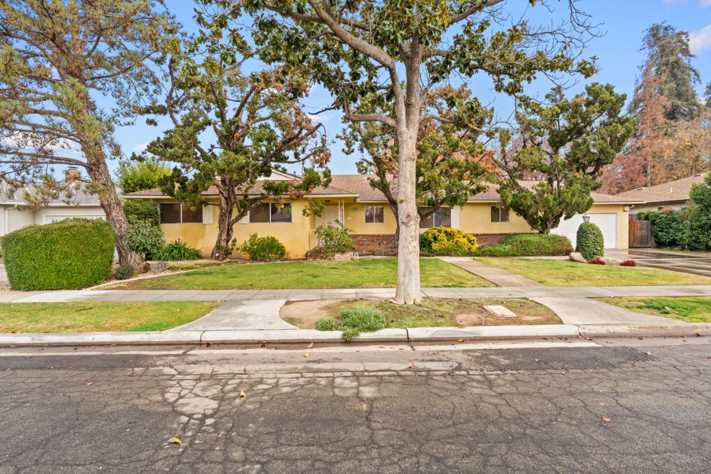 Detail Gallery Image 1 of 1 For 6334 N. 10th St., Fresno,  CA 93710 - 4 Beds | 2/1 Baths