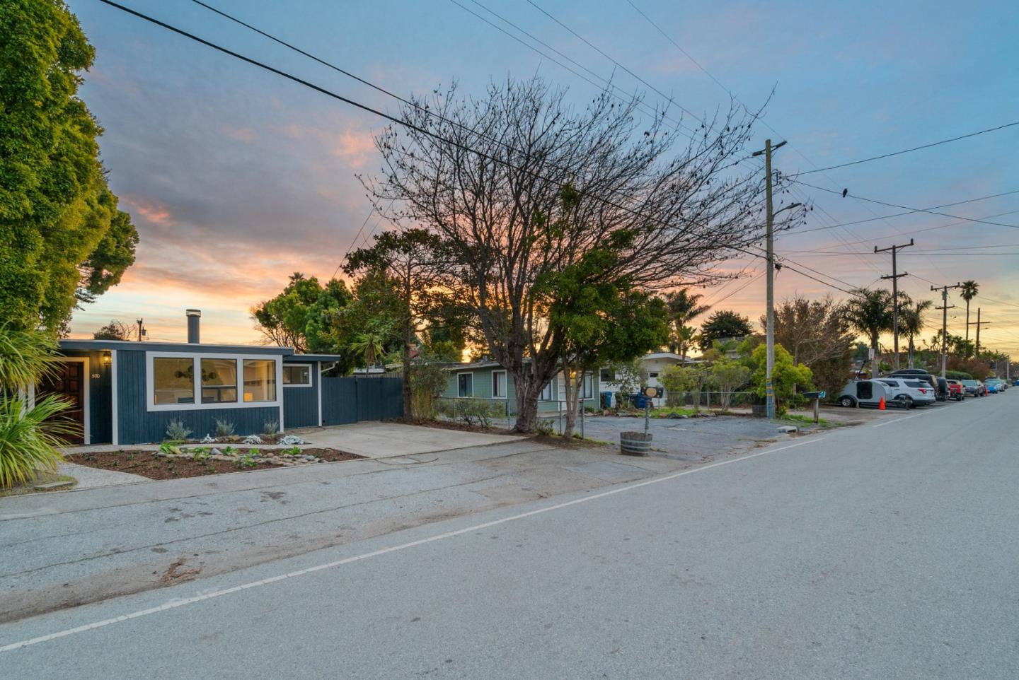 Detail Gallery Image 1 of 1 For 570 35th, Santa Cruz,  CA 95062 - 2 Beds | 2 Baths