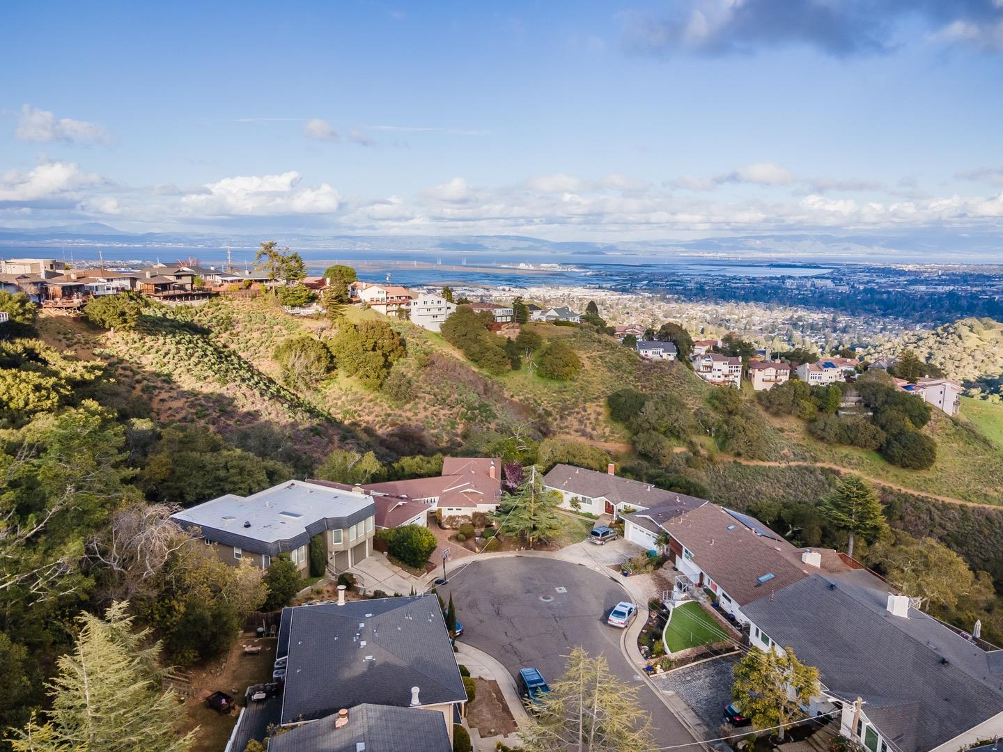 Detail Gallery Image 1 of 1 For 895 Regent Ct, San Carlos,  CA 94070 - 4 Beds | 3/1 Baths