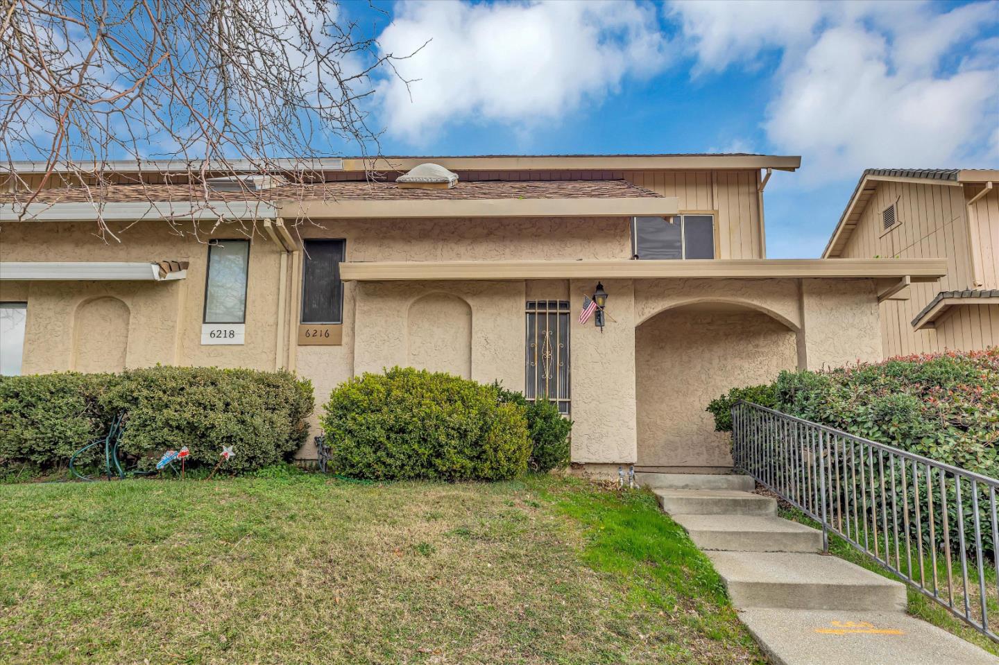 Detail Gallery Image 1 of 1 For 6216 Van Maren Ln, Citrus Heights,  CA 95621 - 2 Beds | 2 Baths