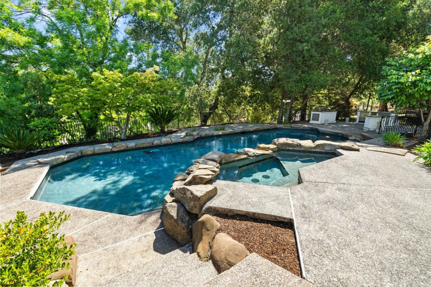 Detail Gallery Image 40 of 53 For 12190 Padre Ct, Los Altos Hills,  CA 94022 - 5 Beds | 4 Baths