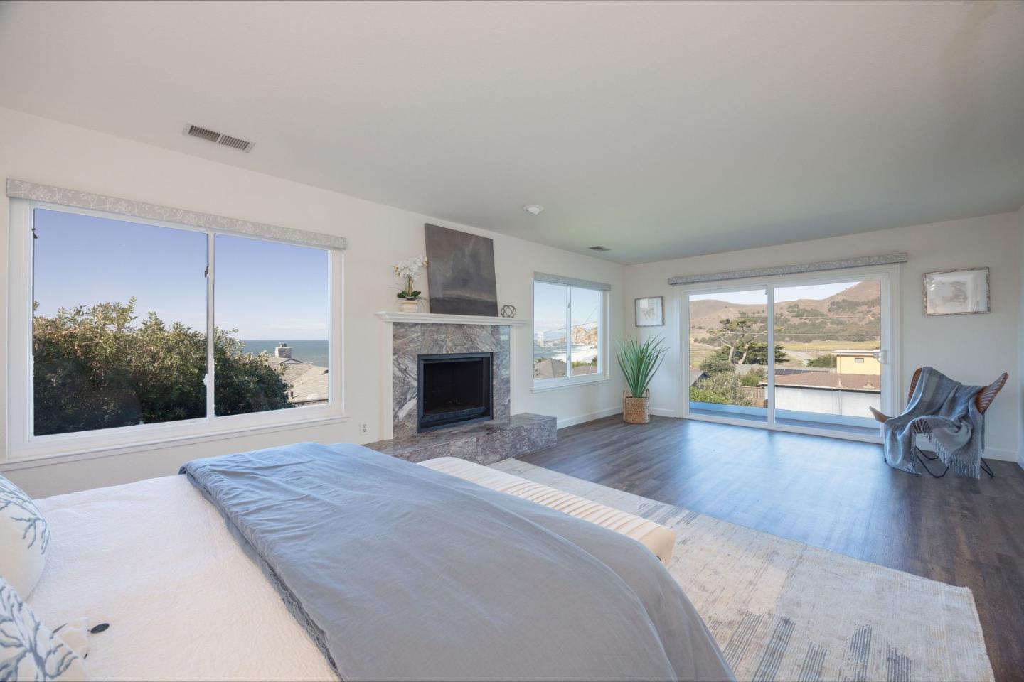 Detail Gallery Image 6 of 38 For 198 4th St, Montara,  CA 94037 - 4 Beds | 2/1 Baths