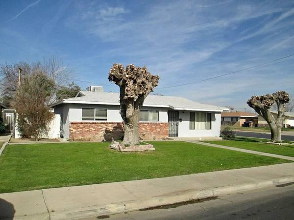 Detail Gallery Image 1 of 1 For 1300 Garfield Ave, Bakersfield,  CA 93304 - 3 Beds | 2 Baths