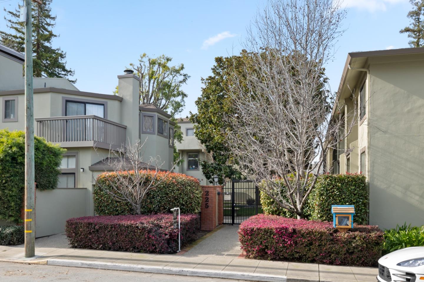 Detail Gallery Image 1 of 1 For 225 E Santa Inez Ave #13,  San Mateo,  CA 94401 - 2 Beds | 2/1 Baths