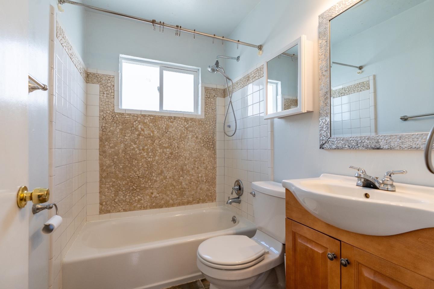 Detail Gallery Image 11 of 17 For 58 Santa Rosa Ave #B,  Pacifica,  CA 94044 - 2 Beds | 1 Baths