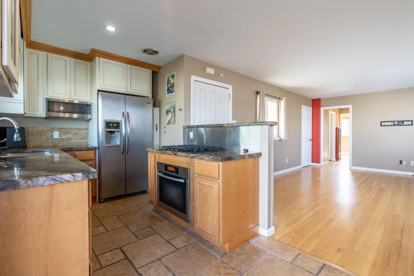 Detail Gallery Image 5 of 17 For 58 Santa Rosa Ave #B,  Pacifica,  CA 94044 - 2 Beds | 1 Baths
