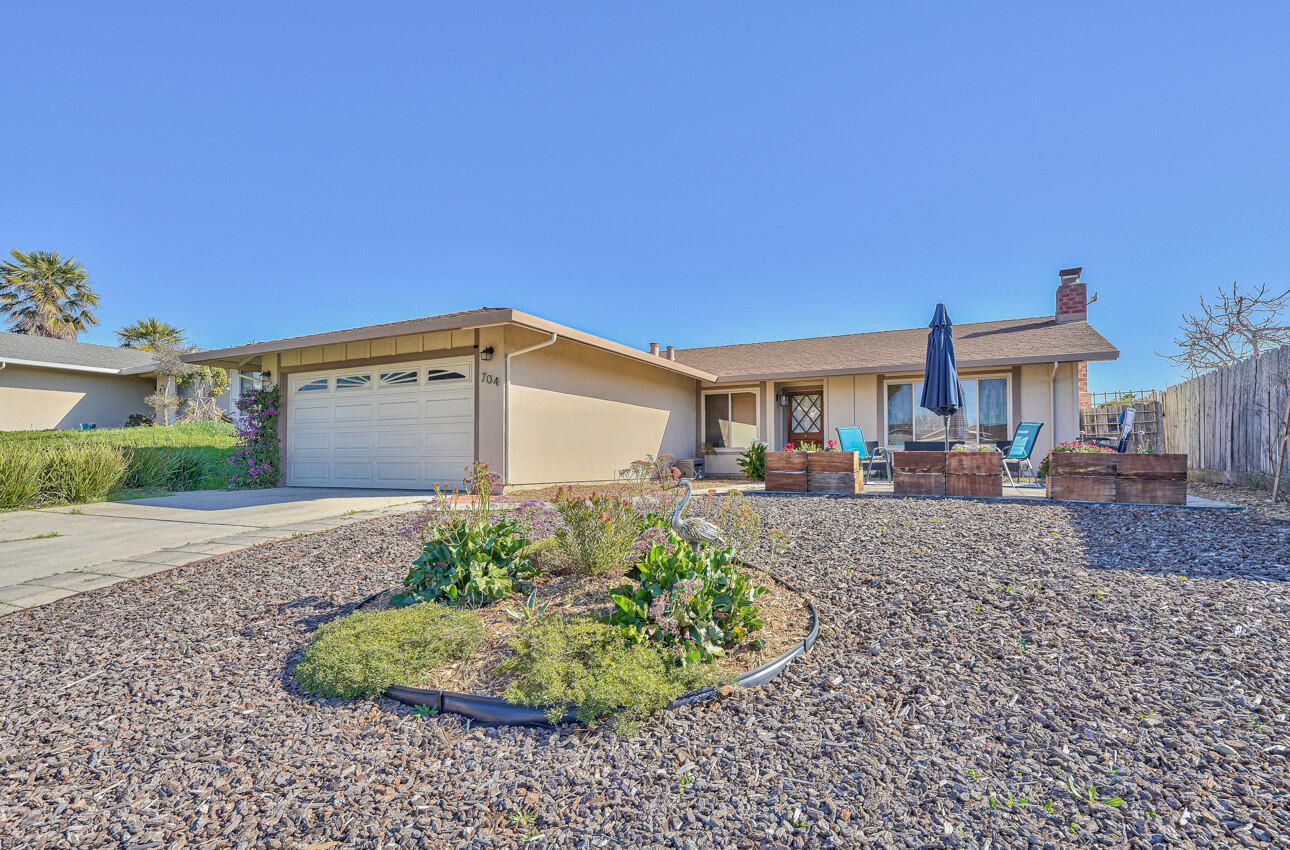 Detail Gallery Image 1 of 1 For 704 Adobe Dr, Salinas,  CA 93907 - 3 Beds | 2 Baths