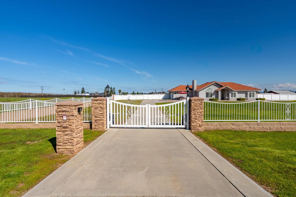 Detail Gallery Image 2 of 56 For 28565 Avenue 21, Madera,  CA 93638 - 4 Beds | 2 Baths