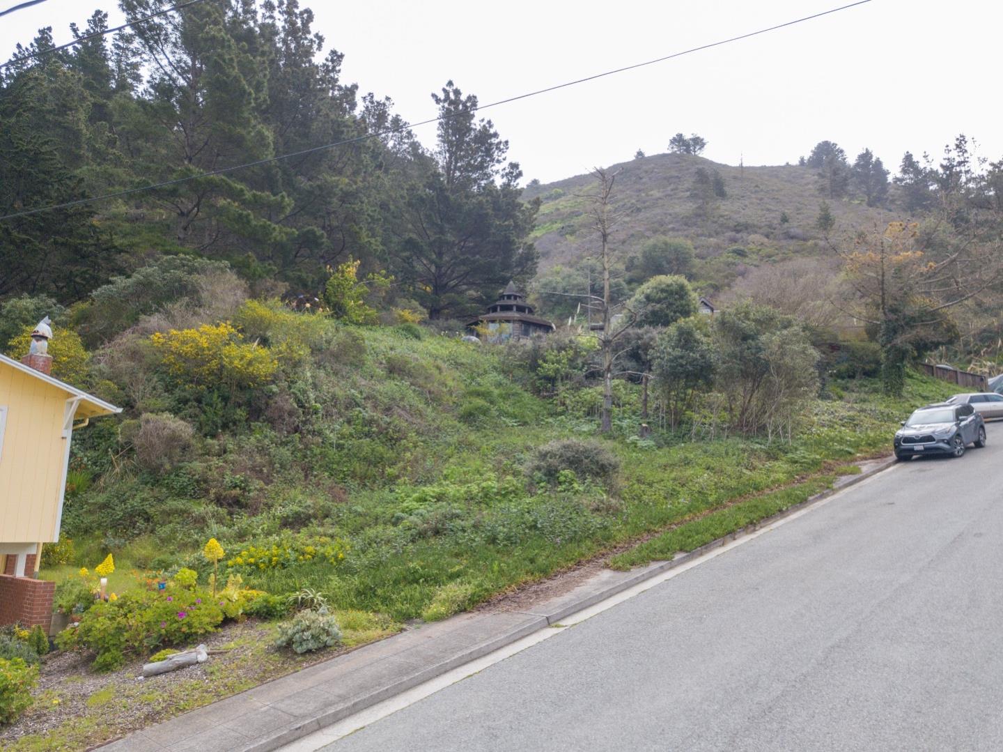 Photo of 375 Lower Lot Reichling Ave in Pacifica, CA
