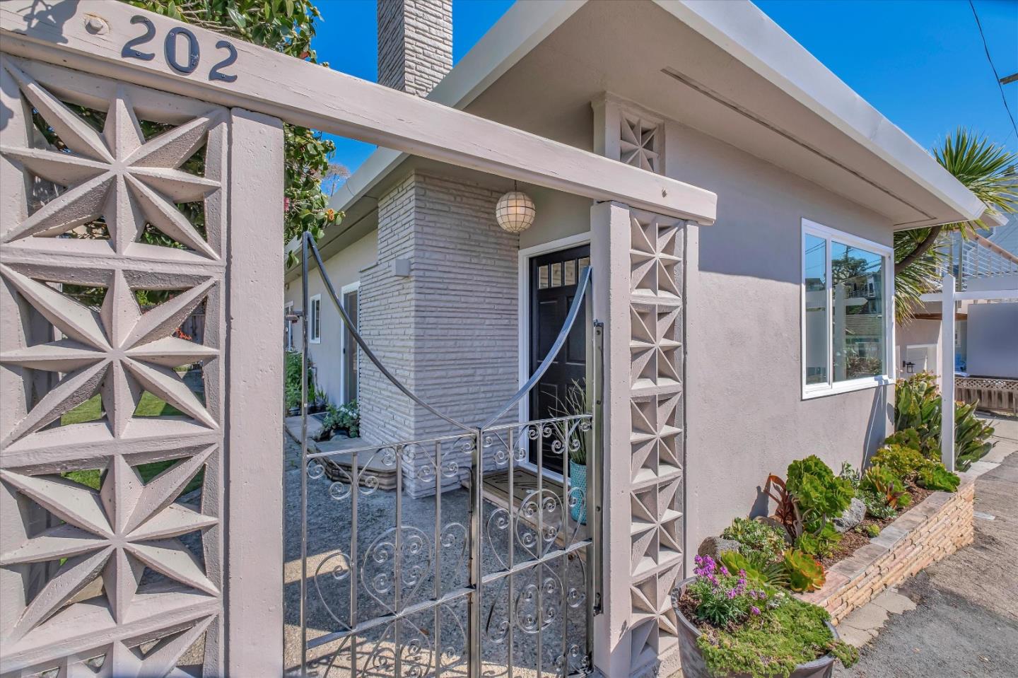 Detail Gallery Image 2 of 46 For 202 Terrace Way, Capitola,  CA 95010 - 3 Beds | 3/1 Baths