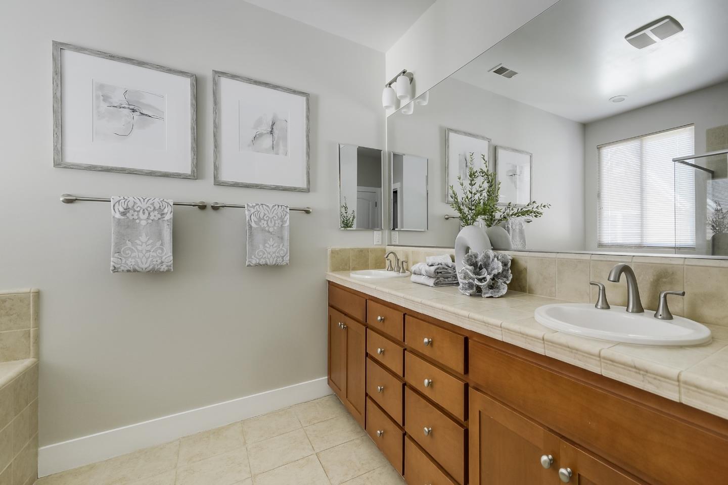 Detail Gallery Image 19 of 30 For 936 Valencia Ave, Mountain View,  CA 94040 - 3 Beds | 2/1 Baths