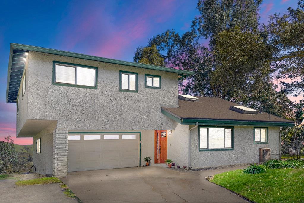 Photo of 19080 Oak Heights Dr in Salinas, CA