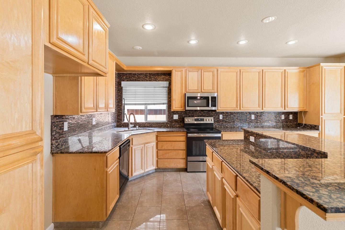 Detail Gallery Image 11 of 31 For 3022 Red Oak Ct, Turlock,  CA 95382 - 4 Beds | 2/1 Baths