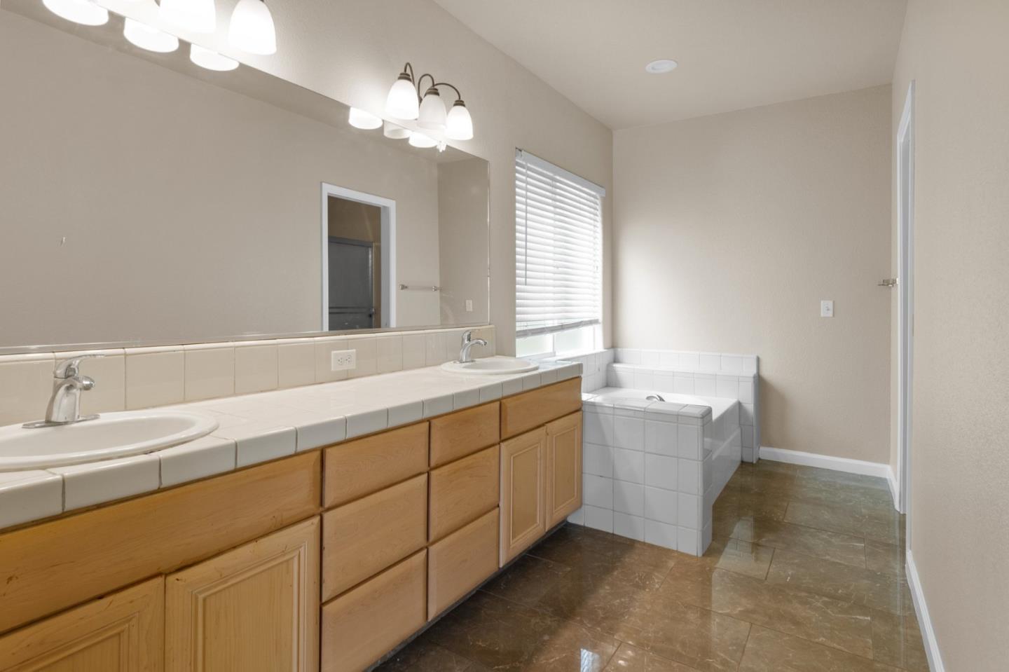 Detail Gallery Image 17 of 31 For 3022 Red Oak Ct, Turlock,  CA 95382 - 4 Beds | 2/1 Baths