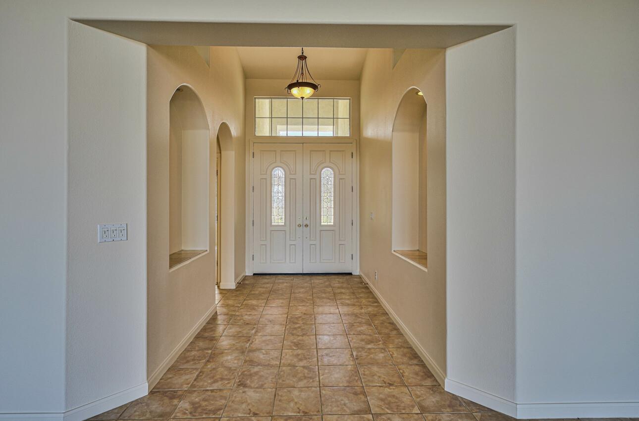Detail Gallery Image 9 of 53 For 19547 Cortina Ct, Salinas,  CA 93908 - 5 Beds | 3 Baths