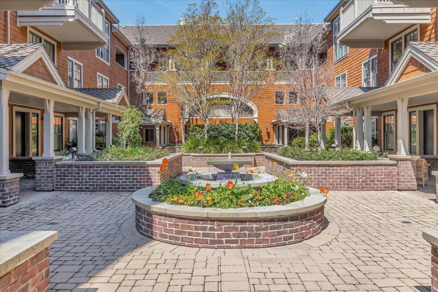 Detail Gallery Image 1 of 33 For 325 Channing Ave #104,  Palo Alto,  CA 94301 - 2 Beds | 2/1 Baths